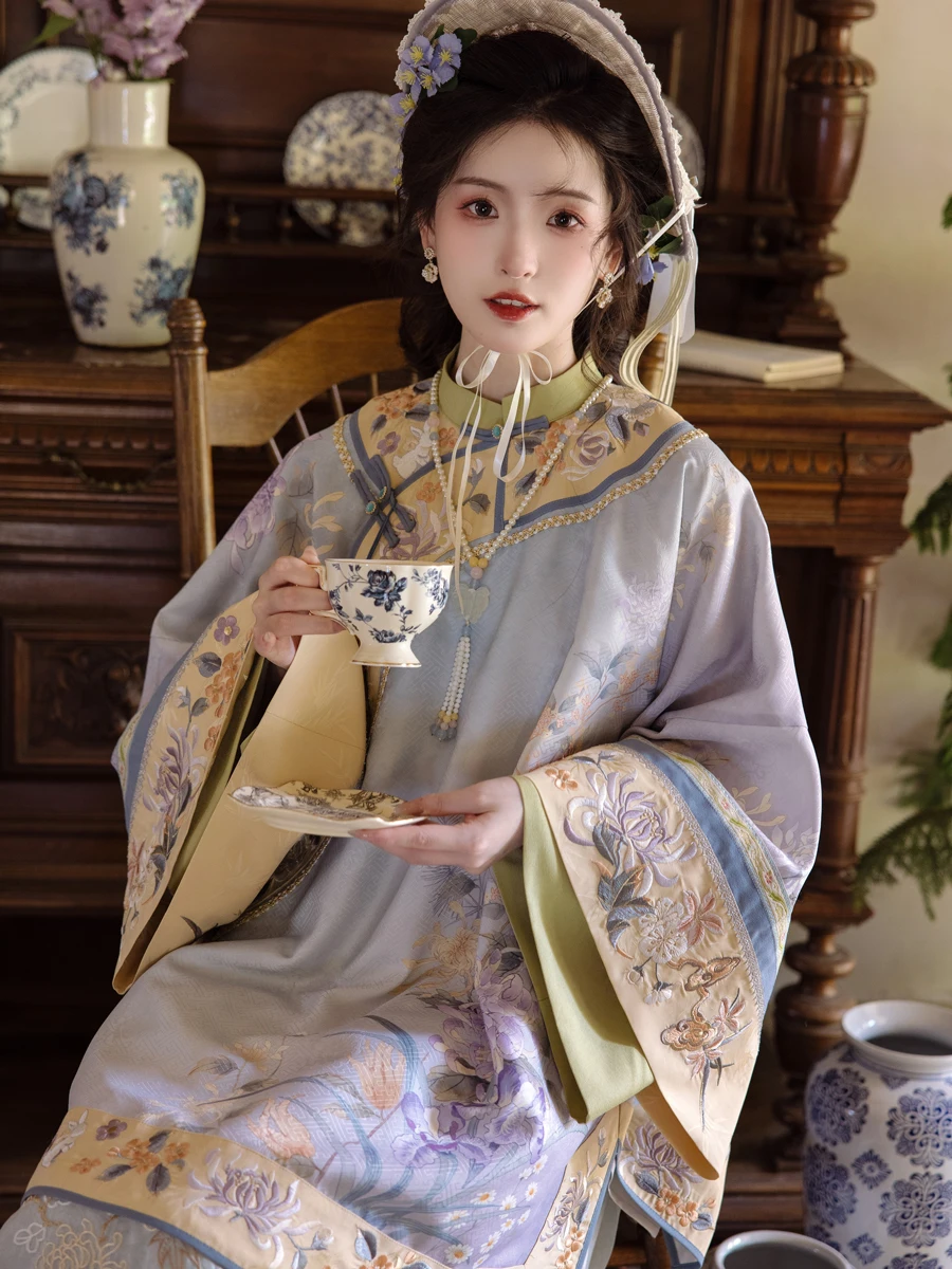 

Комплект из двух предметов Chuan Dai Time Autumn Banquet: заколка для волос с хризантемой в стиле Heavy Industry Revival и традиционный женский костюм Sve