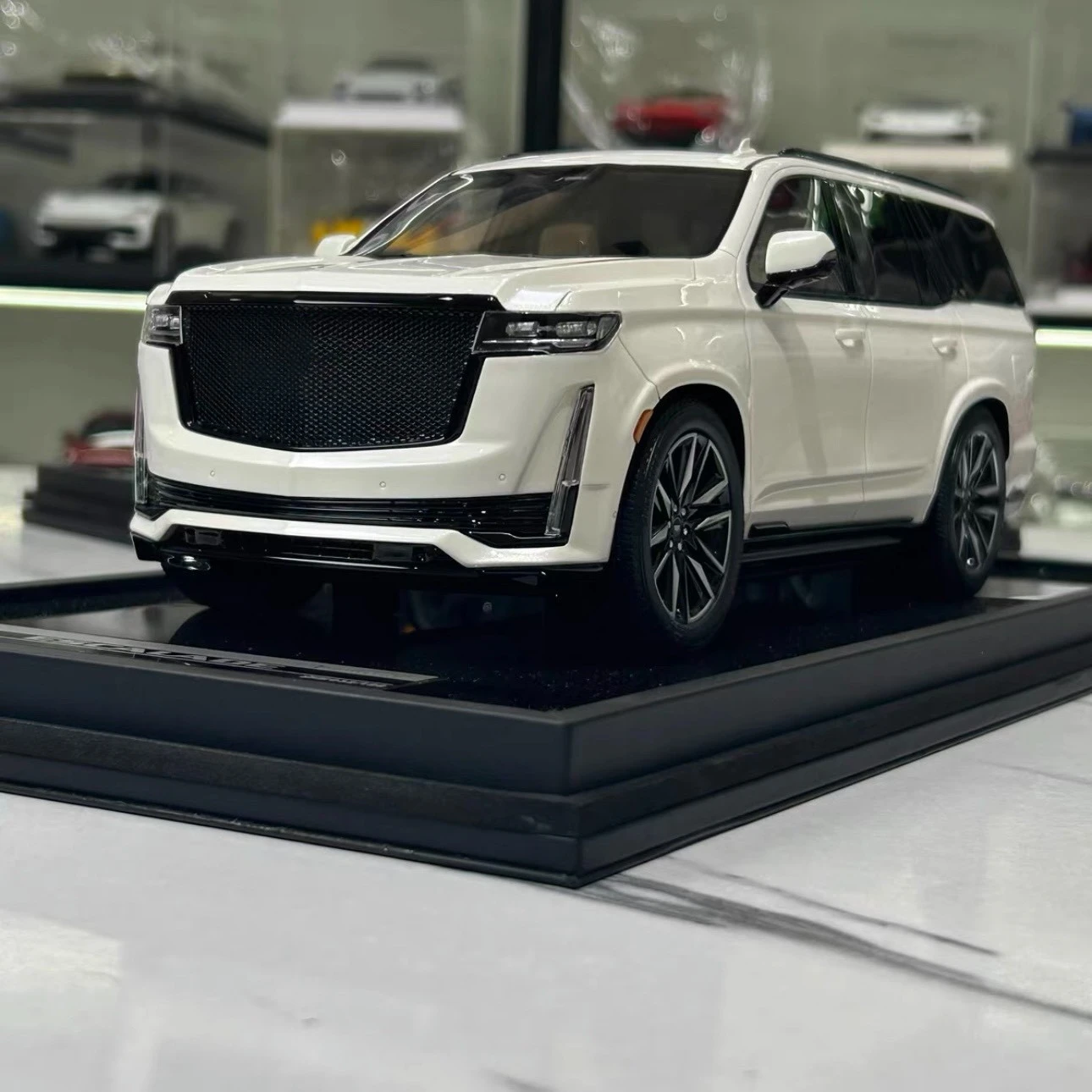 MH 1:18 Escalade600 Platinum SUV Simulation Limited Edition Resin Metal Static Car Model Toy Gift