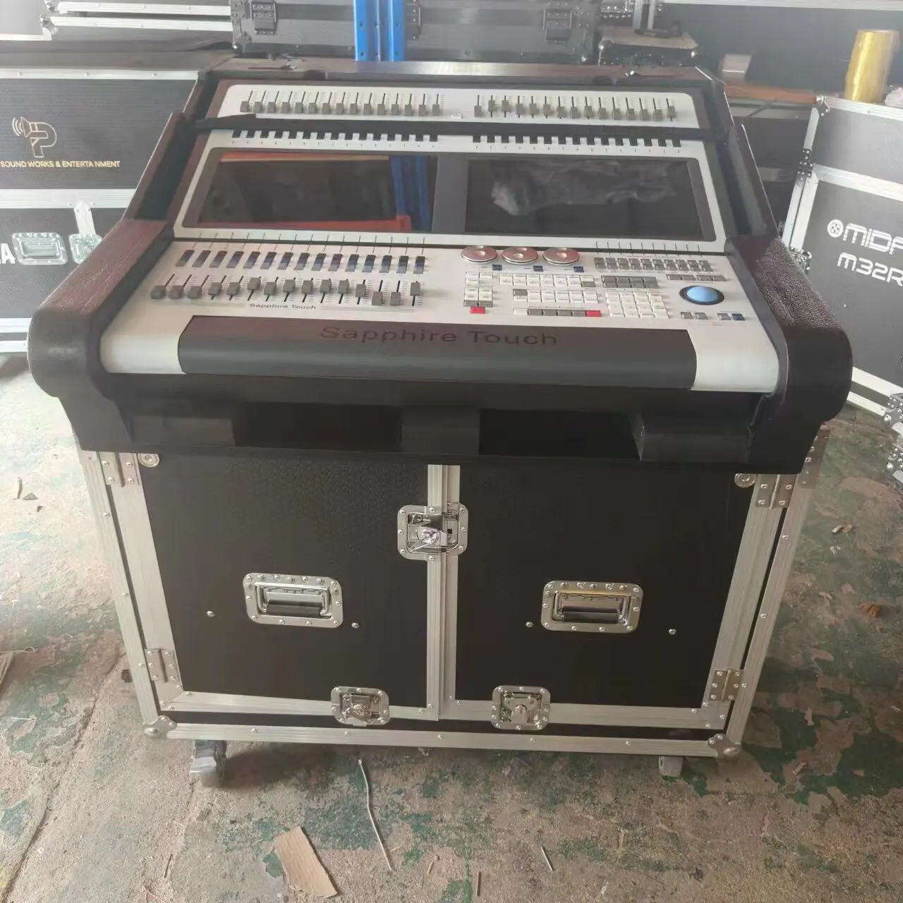 Avolites Sapphire Touch lighting stand, flight case, hydraulic case, shockproof performance case
