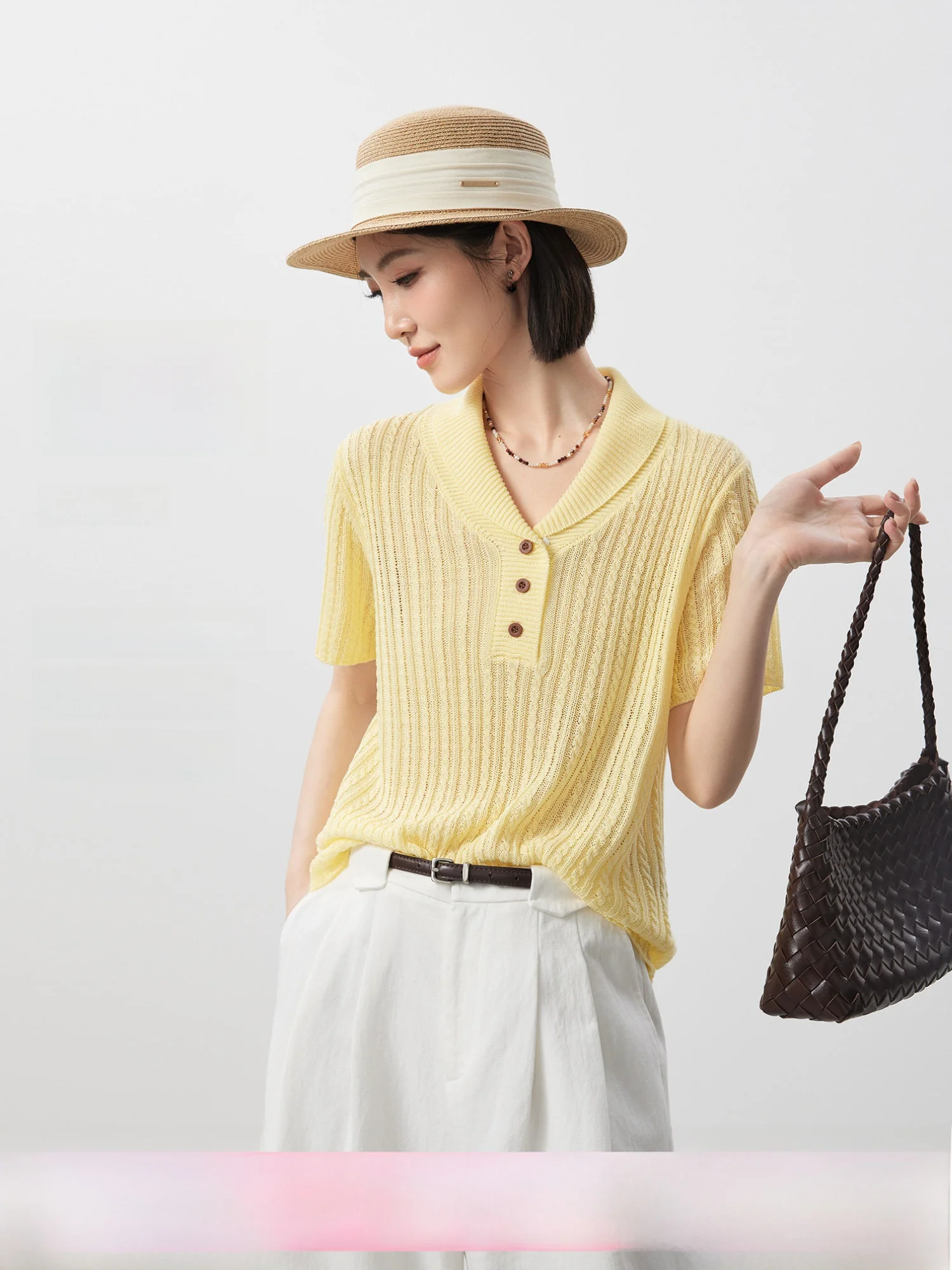 

Элегантный вязаный свитер с коротким рукавом, узором «косичка» и зеленым воротником с фруктовым принтом от Qingguo. Новинка весенней коллекции.