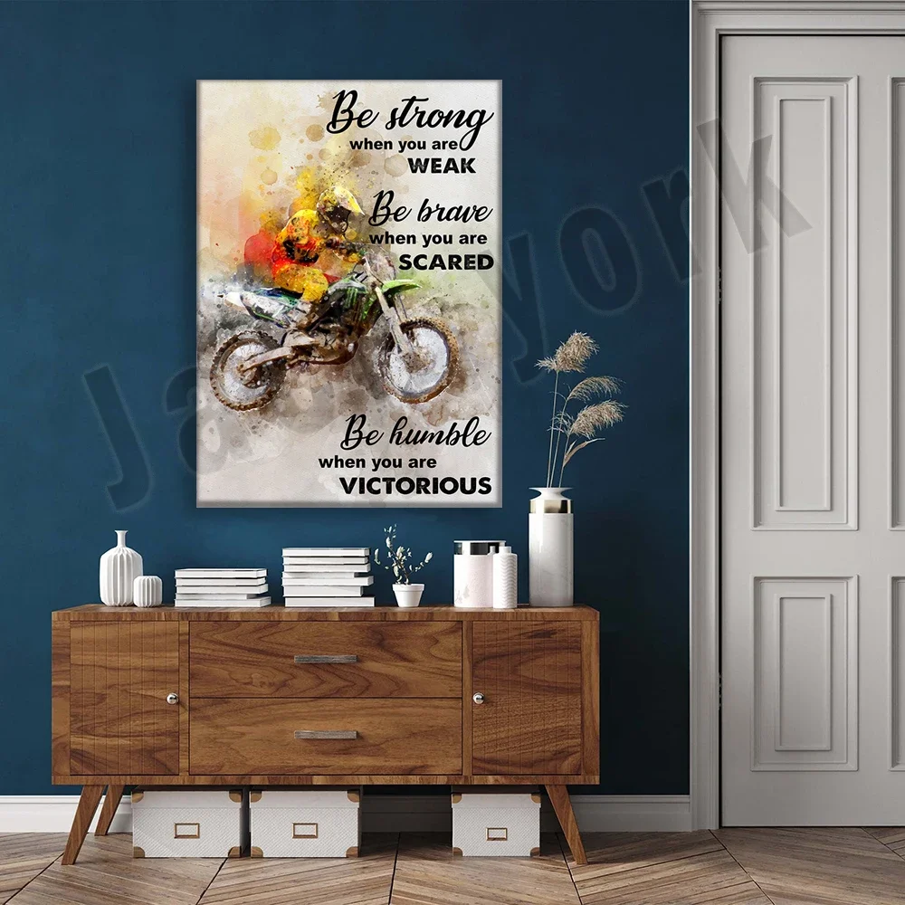 عشاق الدراجة الترابية موتوكروس تكون قوية عندما تكون ضعيفة وشجاعة عندما يخيف ملصقًا قديمًا لديكور المنزل