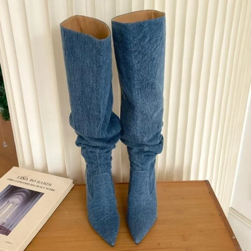 Botas compridas de salto alto azul denim para mulheres, botas de cowboy de dedo apontado, sapato de salto fino, pregas, outono, 2023