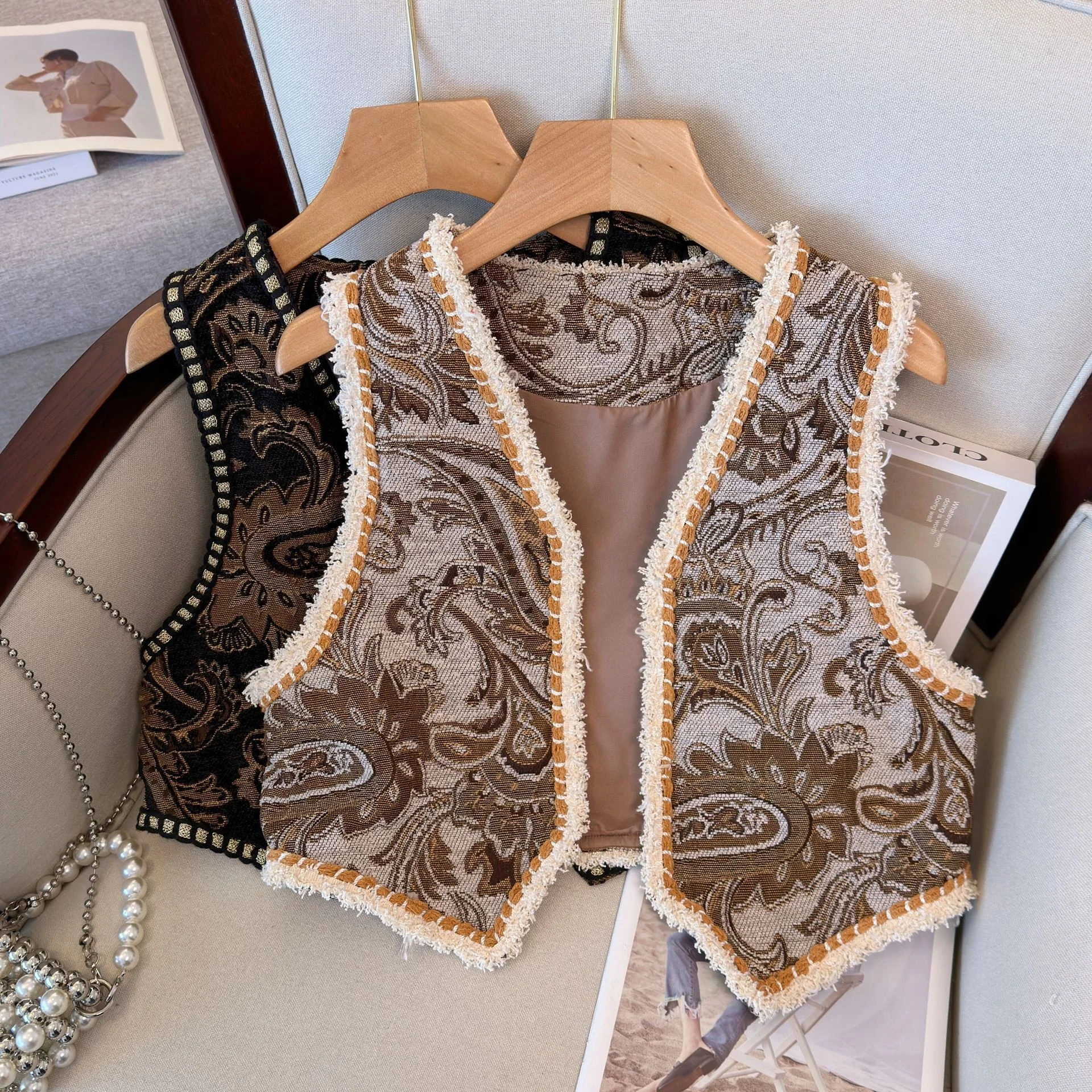 เสื้อกั๊กผู้หญิงทรงวี คอวี ลายดอกไม้ สไตล์เรโทร ทูโทน ลายชนเผ่า  ทรงเข้ารูปเล็ก  แบบเสื้อกล้าม