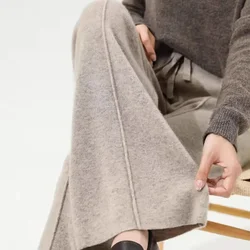I pantaloni a gamba larga in lana di Cashmere per le donne indossano pantaloni lavorati a maglia a vita alta all'esterno del tubo verticale spesso.