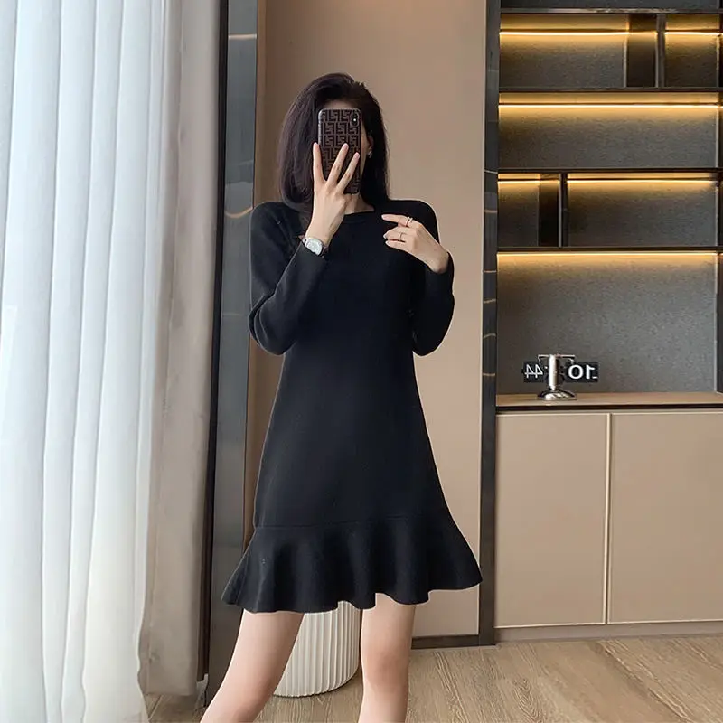 

Autumn/Winter Hepburn Style Small Black Dress Women's Round Neck Knitted Fishtail Skirt Ruffle Edge Mid Length Woolen Dresses