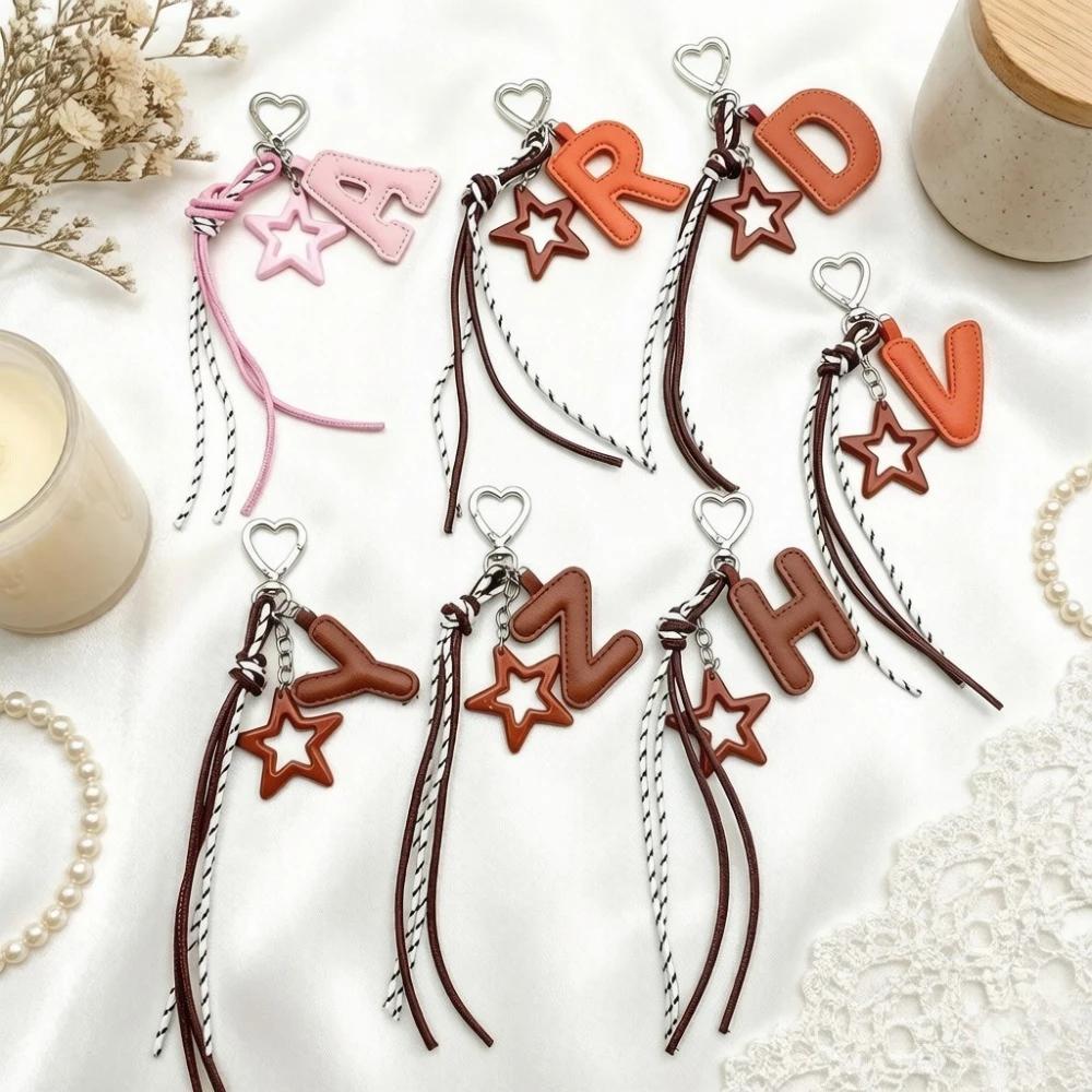 Leder A-Z Initialen-Schlüsselanhänger mit Stern-Quaste und Herz-Verschluss, Alphabet-Taschenanhänger, Personalisierter Geldbörsen- und Rucksackanhänger, Kleines Geschenk – Detail 1