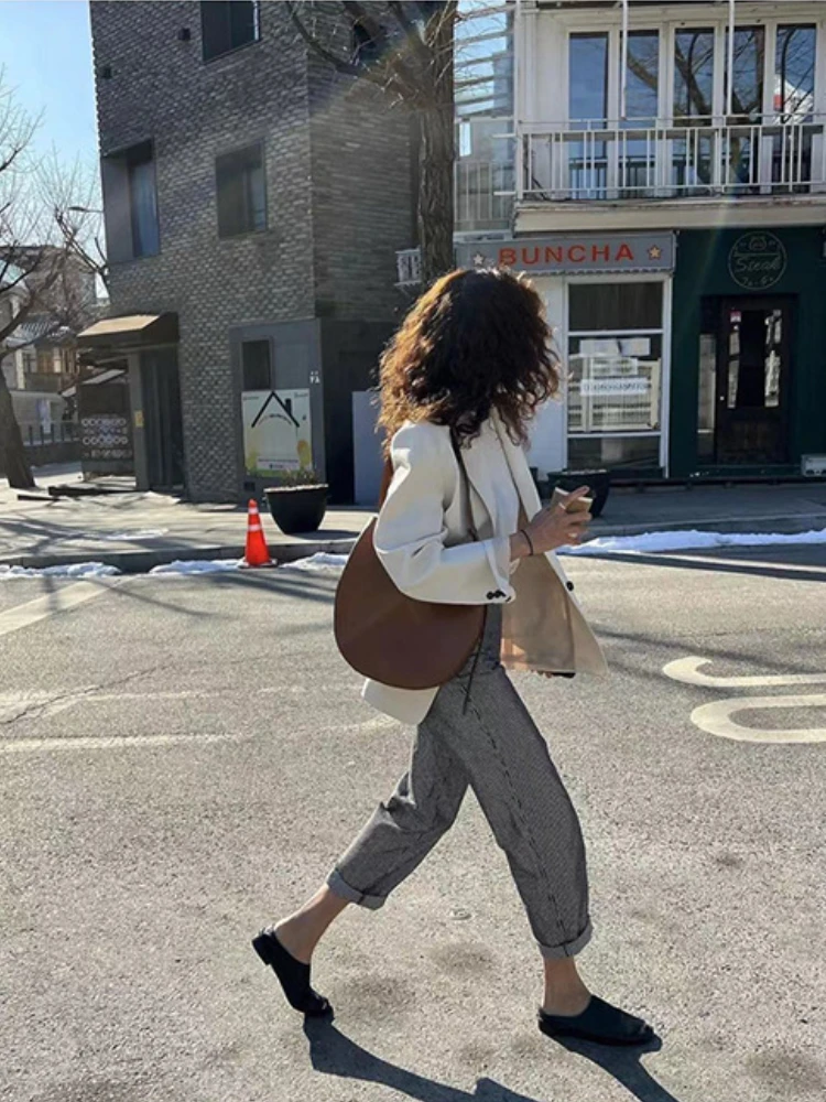 2023 Luxury Lazy Style Large Capacity Soft Cowhide Bucket Bag Retro Wide Shoulder Strap Shoulder Bag Versatile Commuting Tote