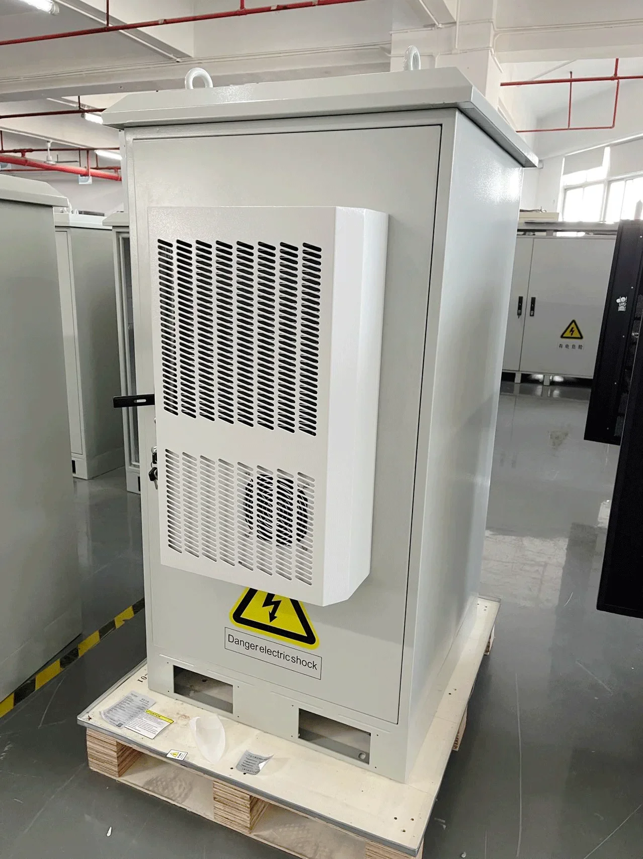 3KVA IP55 UPS خارجي مع خزانة بطارية مدمجة وتكييف الهواء، مقاوم للرياح والغبار، صندوق عاكس للطاقة الشمسية