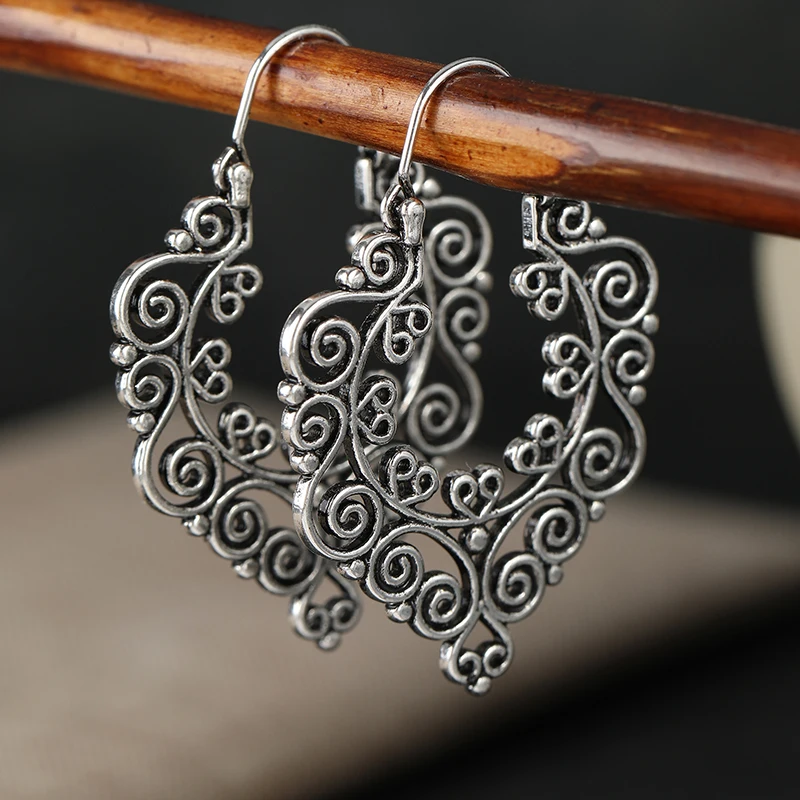 Vintage Gorgeous Court Style Hand Carved Hollow Pattern Hoop Earrings for Women Elegant Charm Banquet Celebration Jewelry Crafts