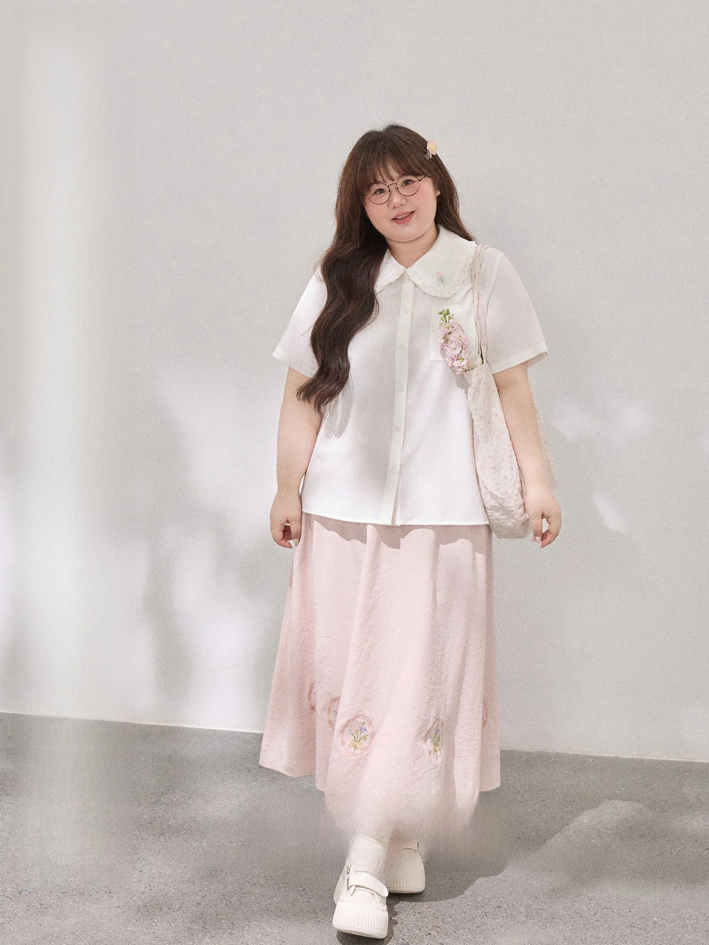 

Новый модный комплект 2026 года: женская рубашка с воротником-стойкой и вышивкой, свободная длинная юбка, стандартная длина рукава, весна