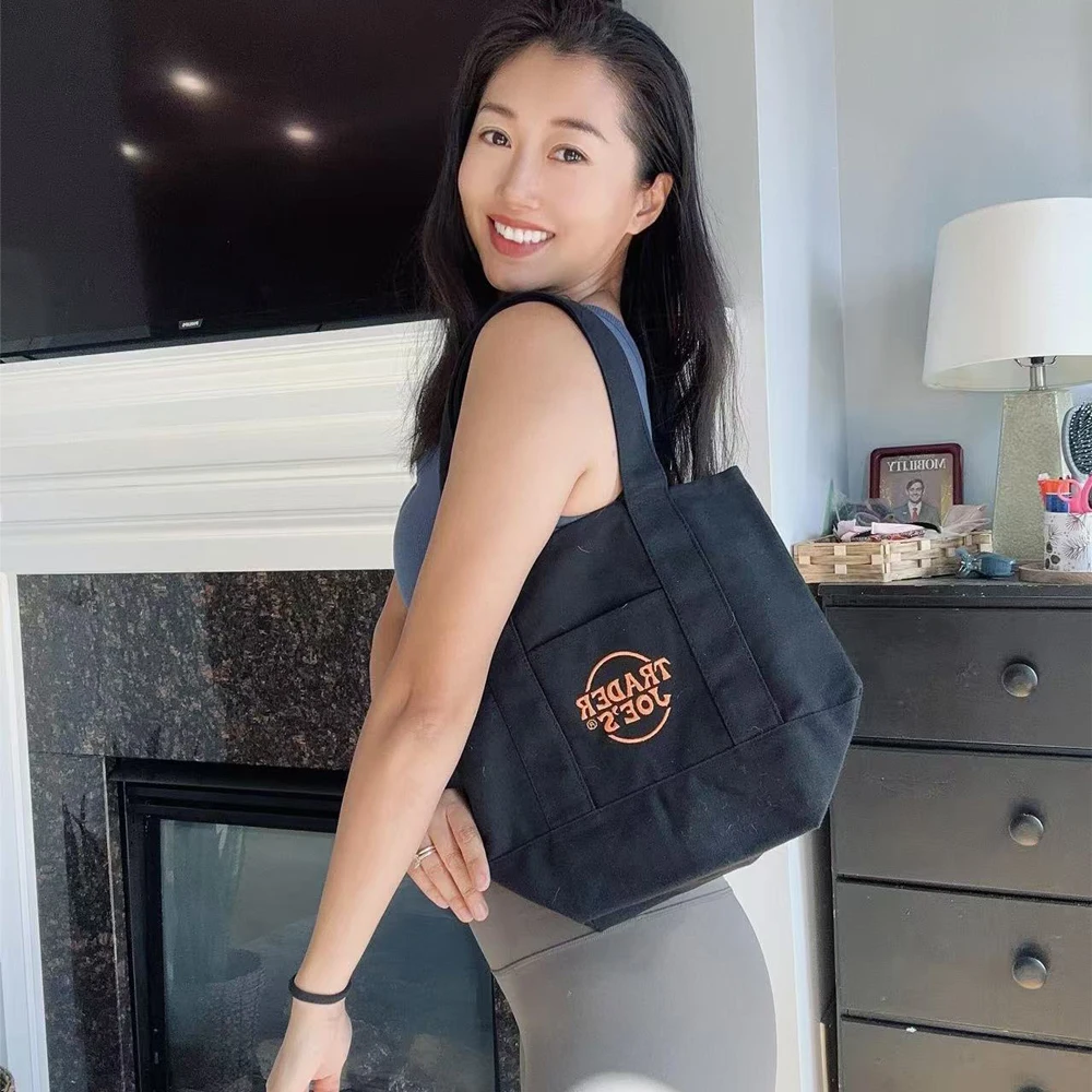 حقيبة تسوق قماشية رسمية من تاجر جو - حقيبة تسوق متينة قابلة لإعادة الاستخدام مع شعار برتقالي لراحة البقالة وسوق المزارعين