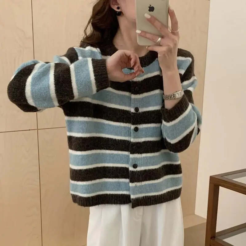 Japoński sweter rozpinany w stylu retro z blokami kolorów i paskami, damski, jesienno-zimowy, nowy, luźny, z okrągłym dekoltem, dzianinowa bluzka, uroczy, kawaii.