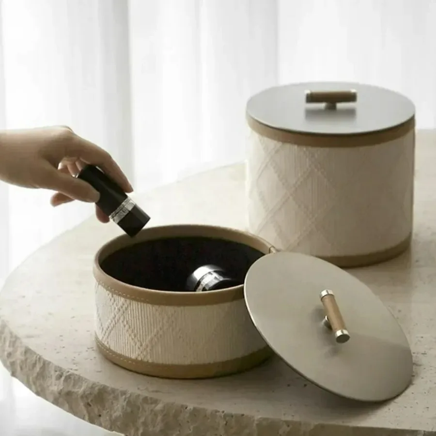 

Простой высококачественный кожаный ящик для хранения, отделка рабочего стола, украшения для дома, шкатулка для драгоценностей, модель комнаты, пылезащитный с крышкой