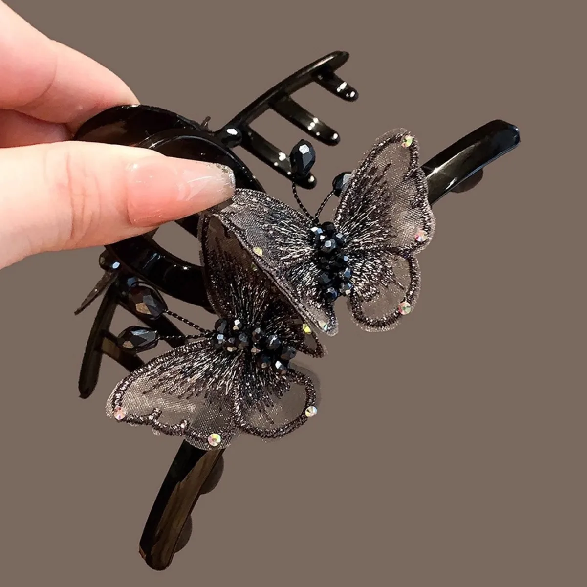

Embroidered Butterfly Shark Clip Women Girls Ponytail Hairpin Fashion Back Head Disc Hair Shark Clip Large Elegant Hair Claw New