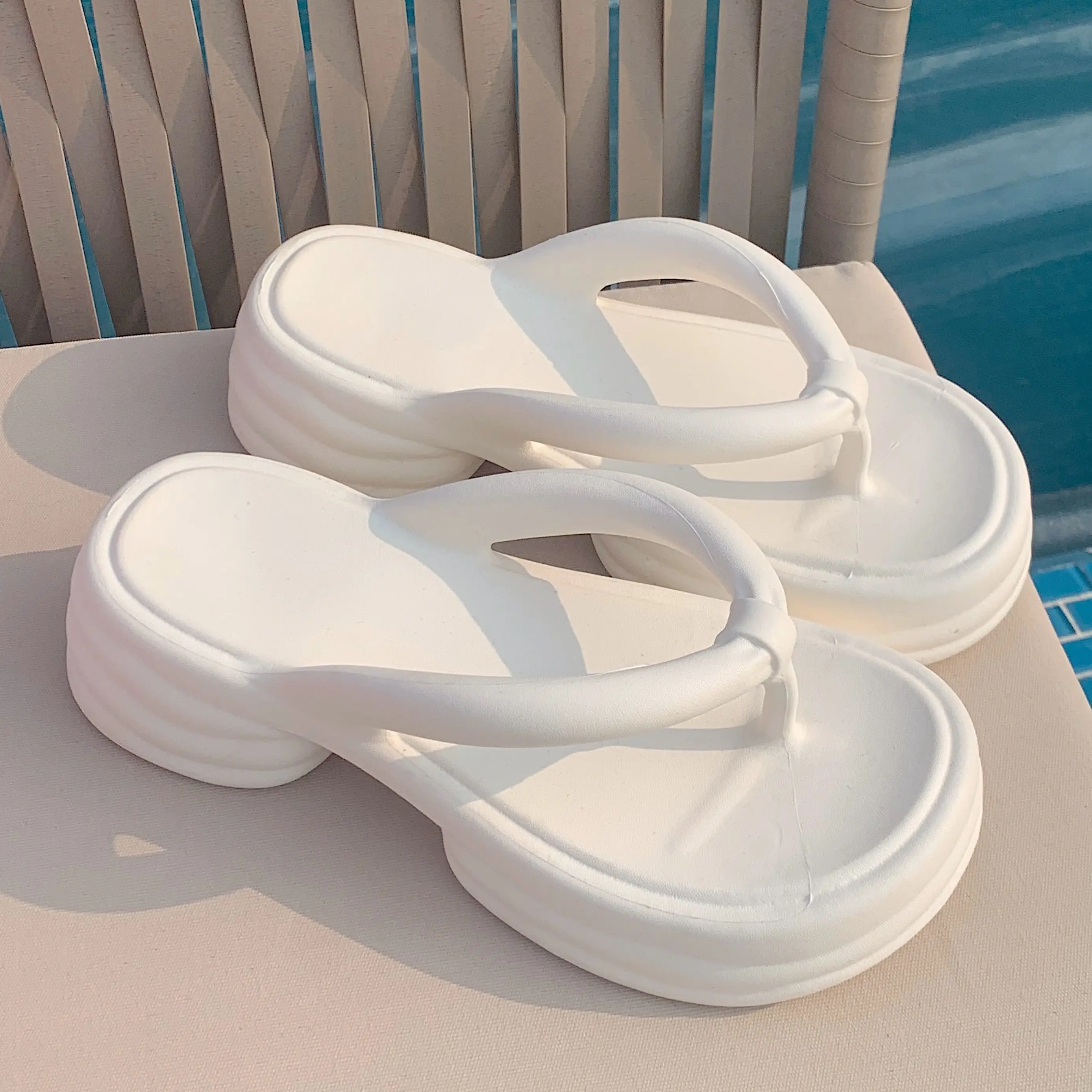 Fashion Thick Bottom Flip Flops Beach Shoes Creative Height Increasing Outdoor Seaside Female Summer Anti-slip Sandals Flashing