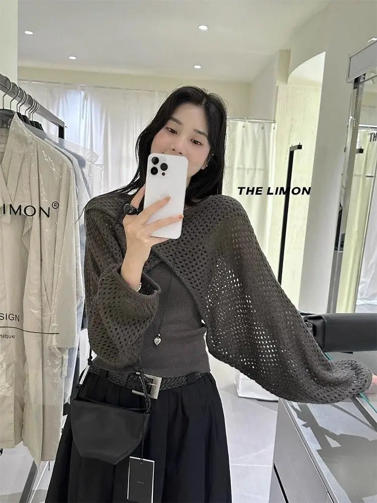 

Женский весенне-осенний комплект из двух предметов: свитер-шаль с вырезами и топ с длинным рукавом и круглым вырезом, дизайн «Нежный ветер»