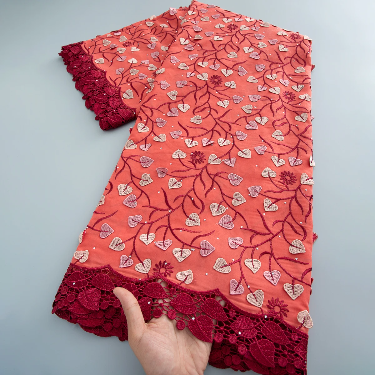 2026 Korallenrote Afrikanische Schweizer Baumwollspitze 5 Yards, Herz-Stickerei Schweizer Voile mit Strass, Partykleid-Nähmaterial