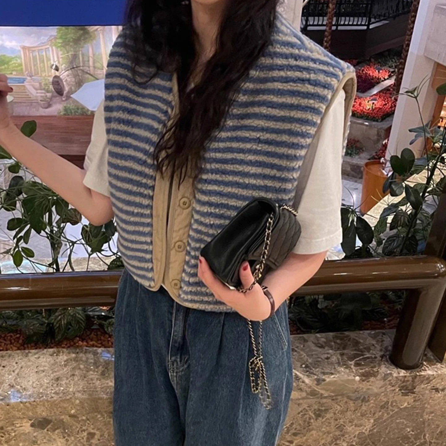 

Retro Anti-Aging V-Ne Color Blo Striped Lamb Fur Cotton Jaet Women's Loose Vest Top for Winter 2025 New Sle Commute