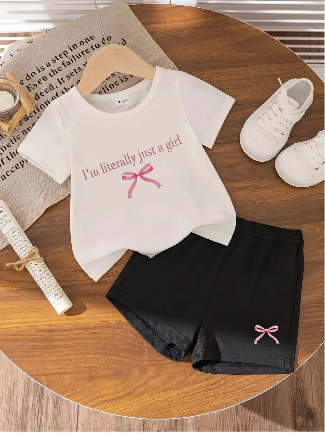 

Белая футболка и черные шорты с розовым бантом — забавный минималистичный крутой повседневный наряд с английским слоганом для девочек