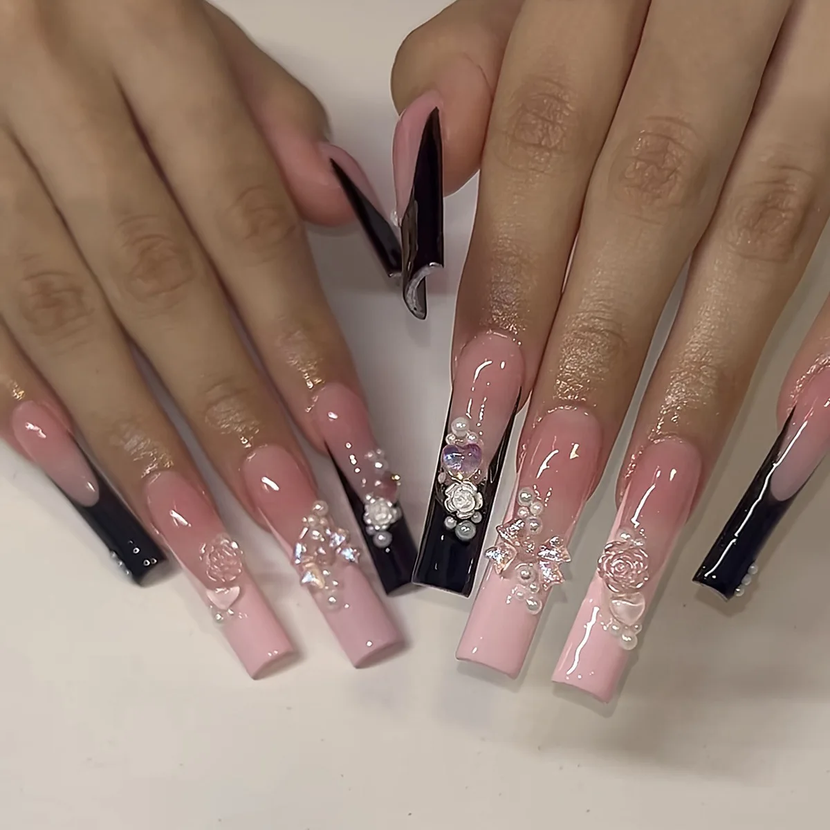 24枚入り ハートパール付き付け爪 花柄ラインストーン付きつけ爪 スイートフレンチネイルアート ロングスクエアフェイクネイル ピンクのリボン付きネイル