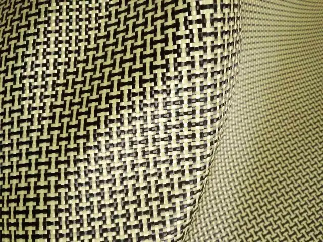 Żółta tkanina mieszana z kevlaru i włókna węglowego Zwykła hybrydowa tkanina z kevlaru węglowego 100D / 3K 200 g/m2 12"/30 cm lub 20"50 cm x 100 cm