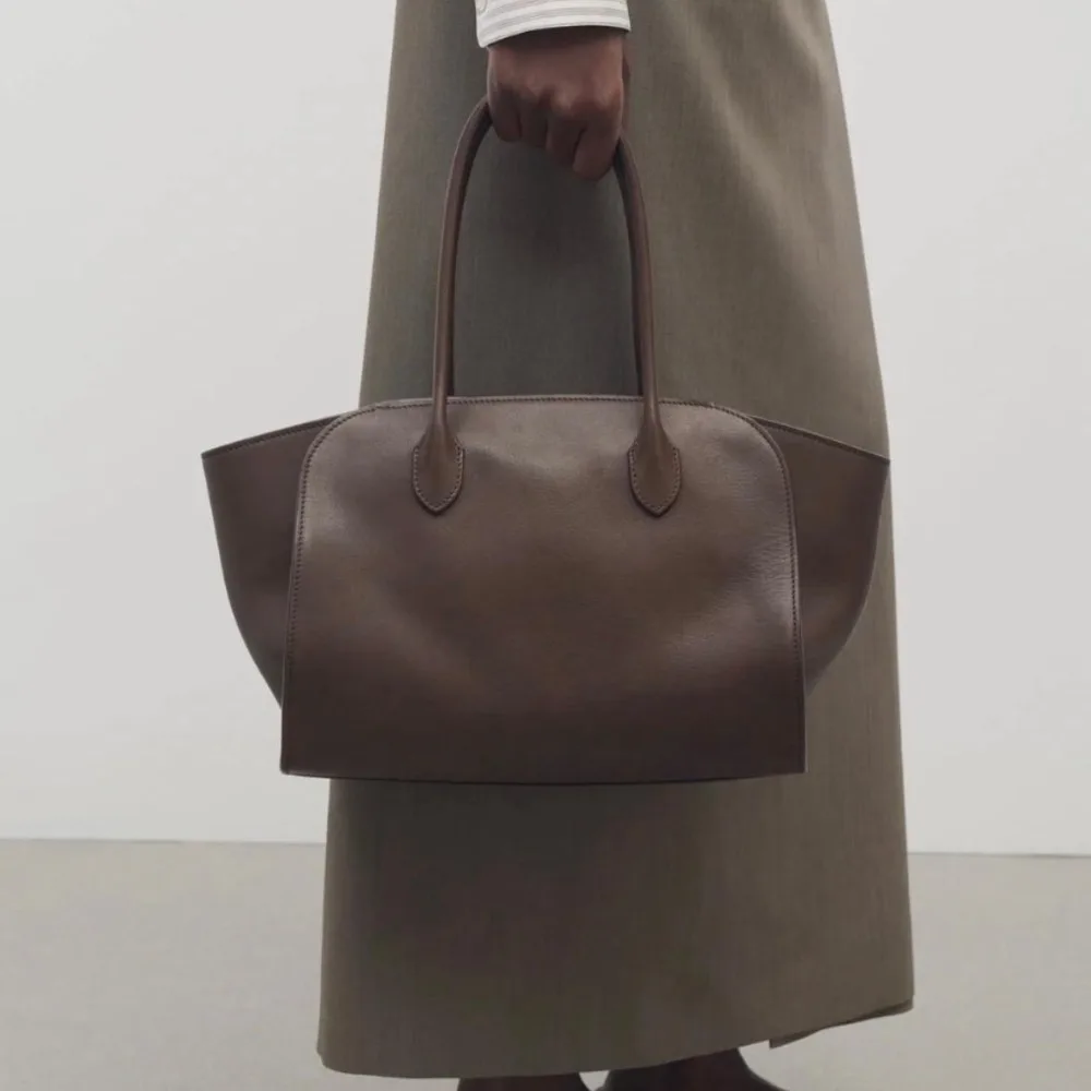 

2025 New Tote Bag Niche High-end Cowhide Handbag, Large-capacity Simple Commuter Shoulder Bag Available for Both Men and Women