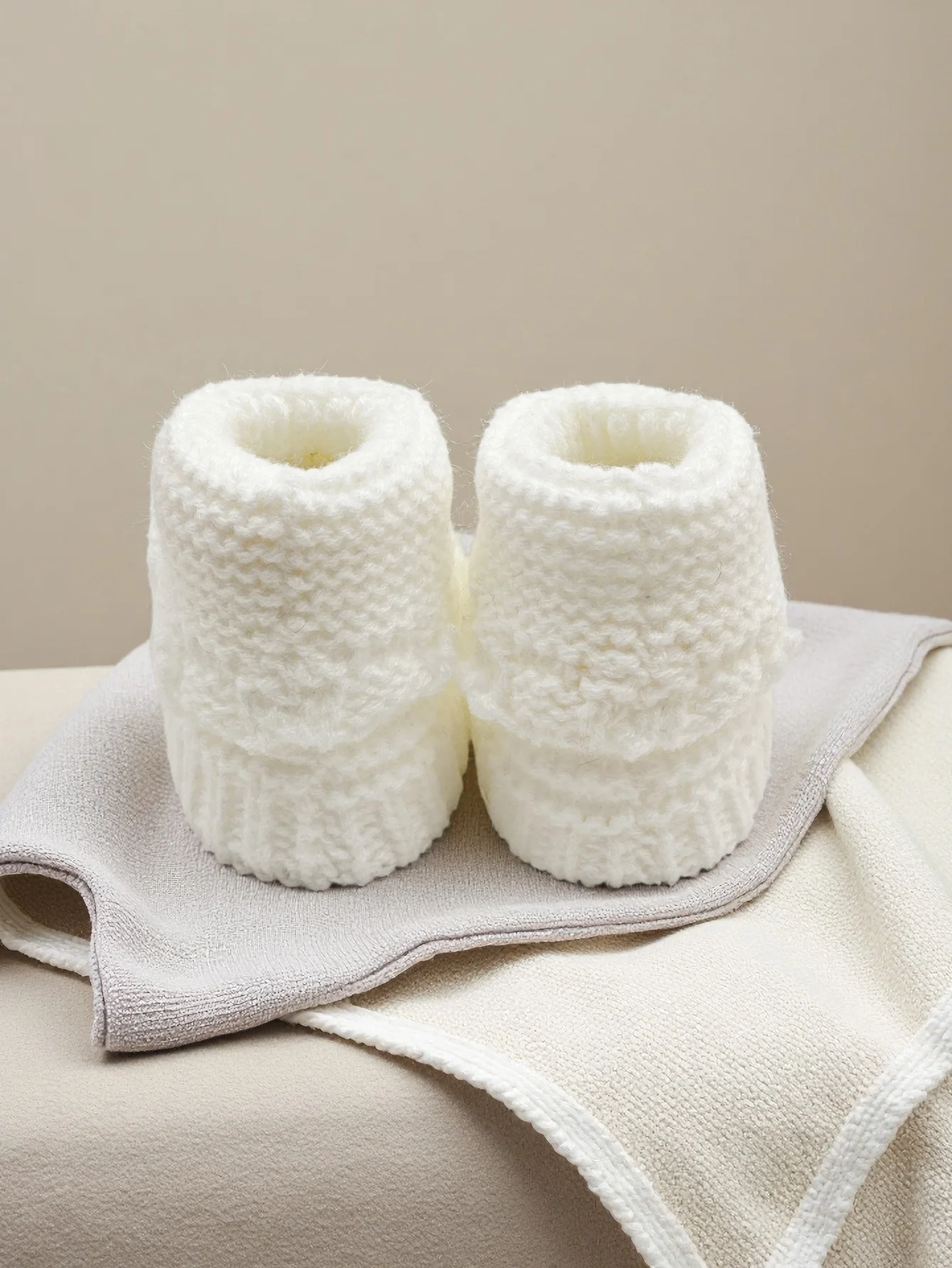 زوج واحد من أحذية الأطفال المصنوعة يدويًا من الكروشيه مع زهرة بيضاء، أحذية لحديثي الولادة منسوجة ناعمة بتفاصيل لؤلؤية #6
