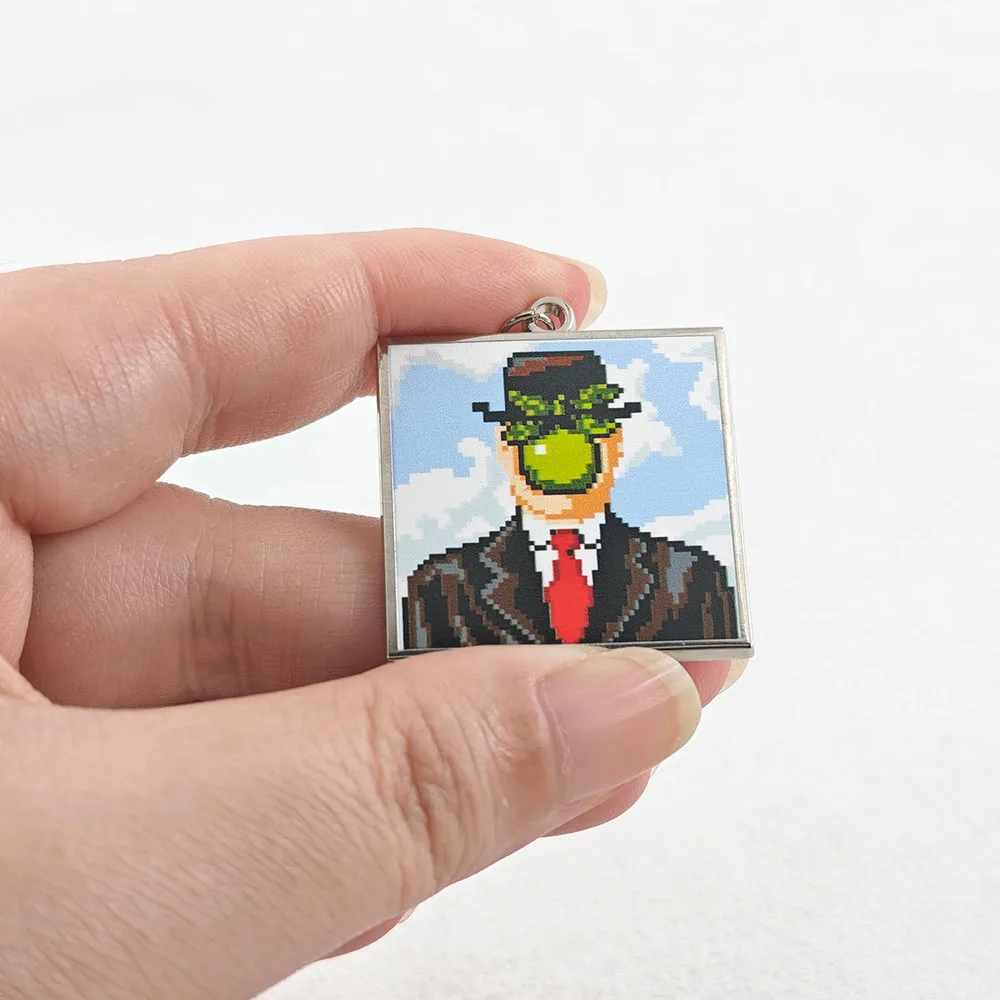 Pixel-Art „Der Menschensohn“ Schlüsselanhänger, Magritte Ölgemälde Anhänger, Metall-Schlüsselring, Retro-Surrealismus Kunst-Abzeichen, Rucksack-Ornament, Geschenk – Detail 4