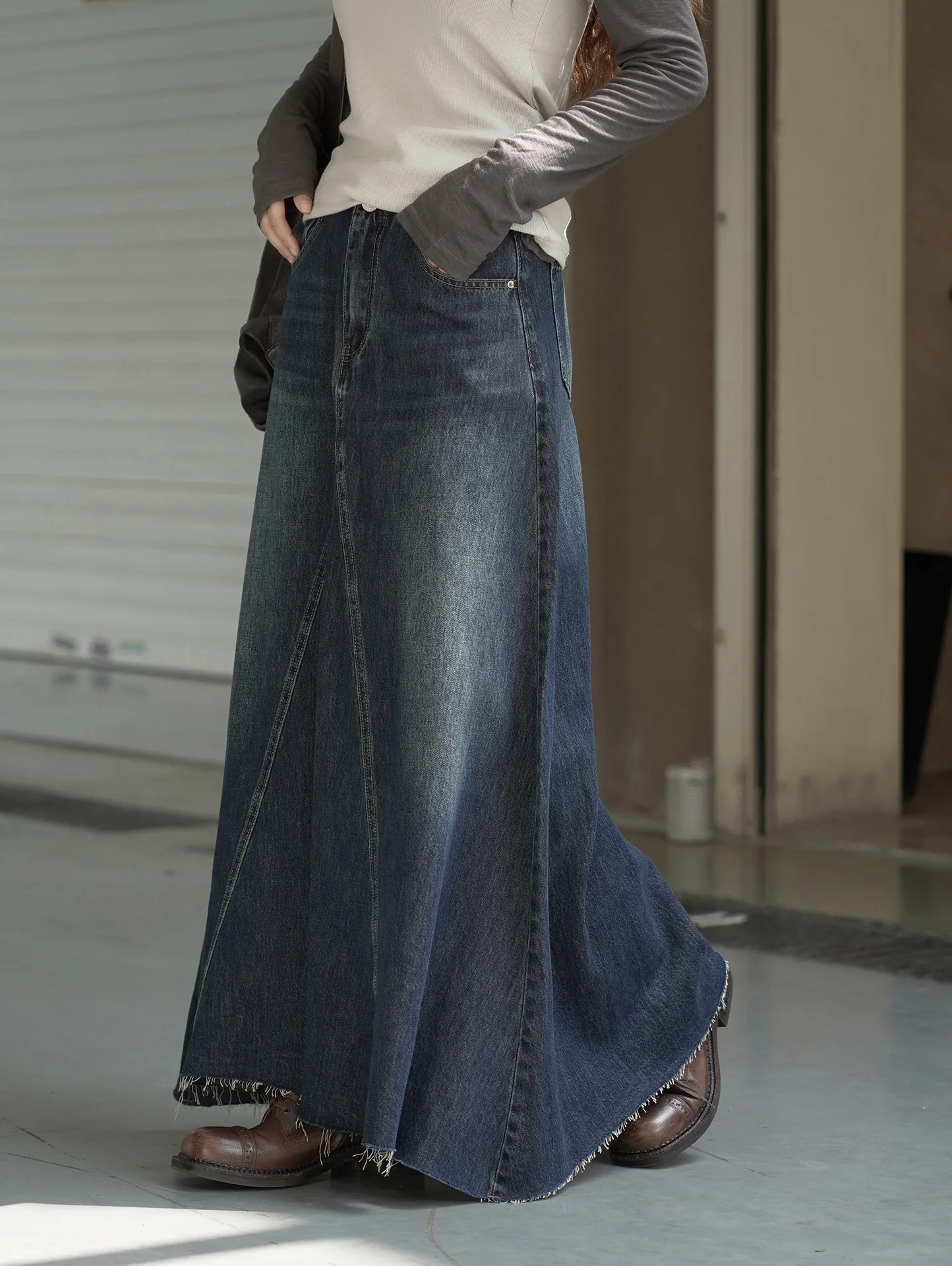 تنورة من قماش الدنيم ذات خصر عالٍ ومخيط ومهدب قليلاً، تنورة طويلة كاجوال للنساء