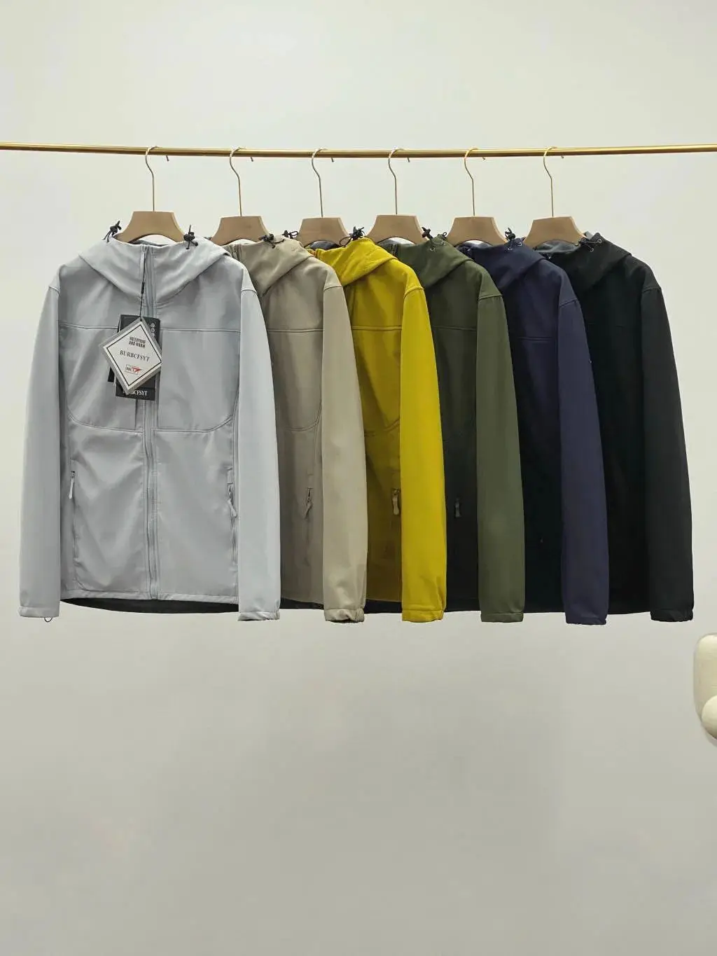 

Новая осенне-зимняя куртка с капюшоном на флисовой подкладке для пар, из полиэфирного волокна, с длинными рукавами, на молнии, повседневная, цветная.