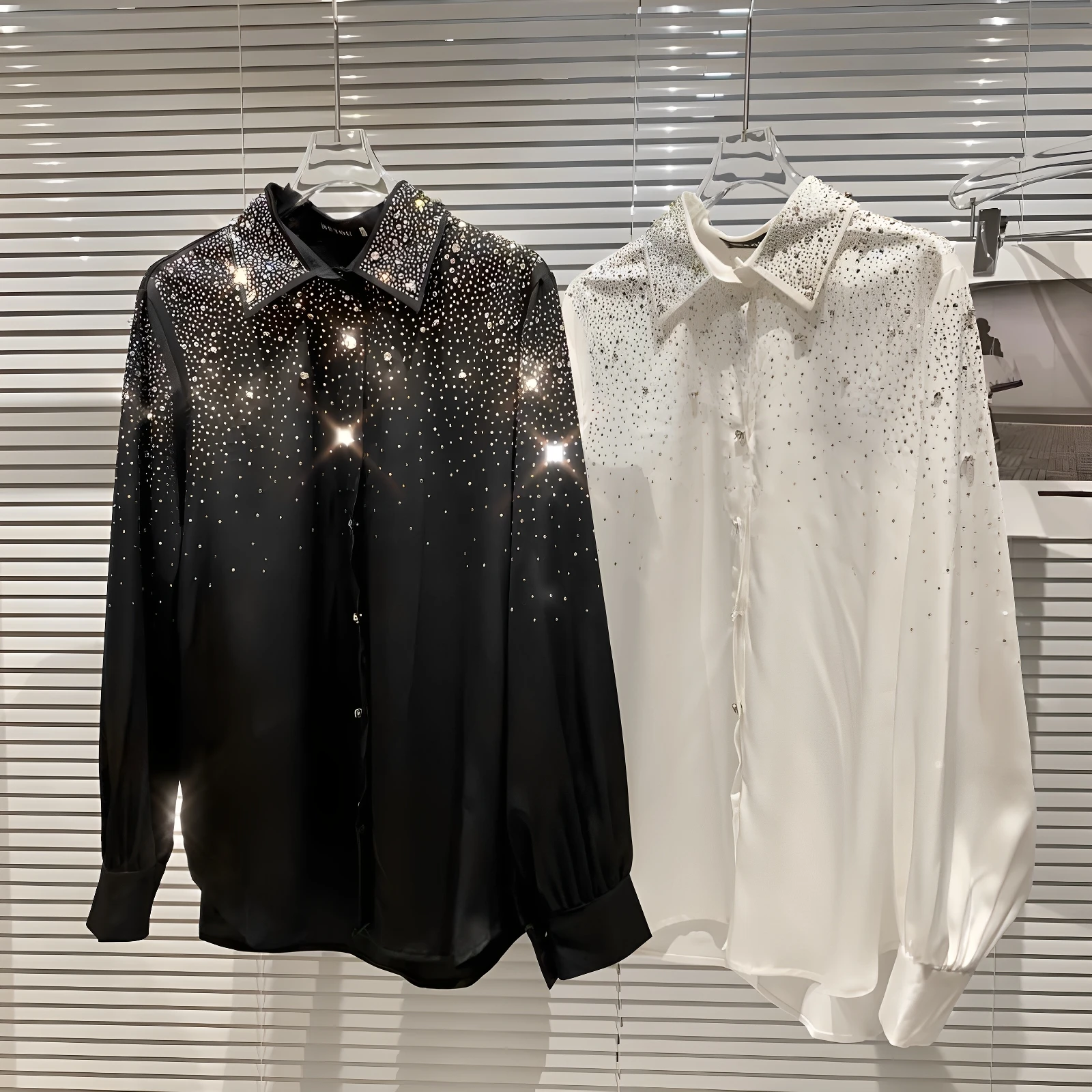 قميص حريري نسائي بتصميم متدرج من سلسلة دارك، بأكمام طويلة وطوق بولو، بأزرار، بتصميم مستقيم، من تشكيلة خريف 2025 الجديدة.