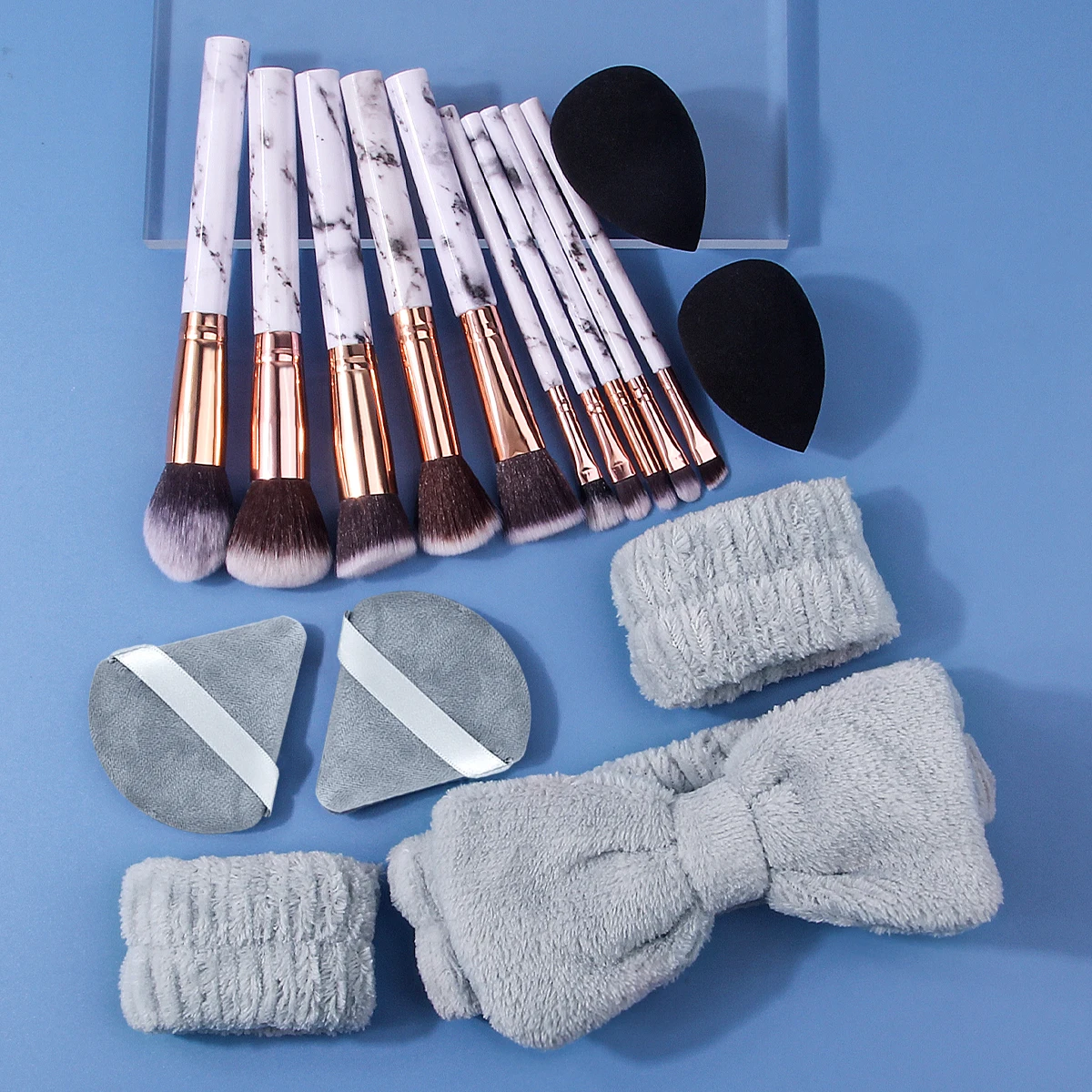 مجموعة فرش مكياج متعددة الوظائف ذات شعيرات ناعمة مكونة من 10 قطع + 2 قطعة منتفخة مسحوق إسفنجية على شكل بيضة مثلثة + 3 قطع ربطة شعر وحزام معصم