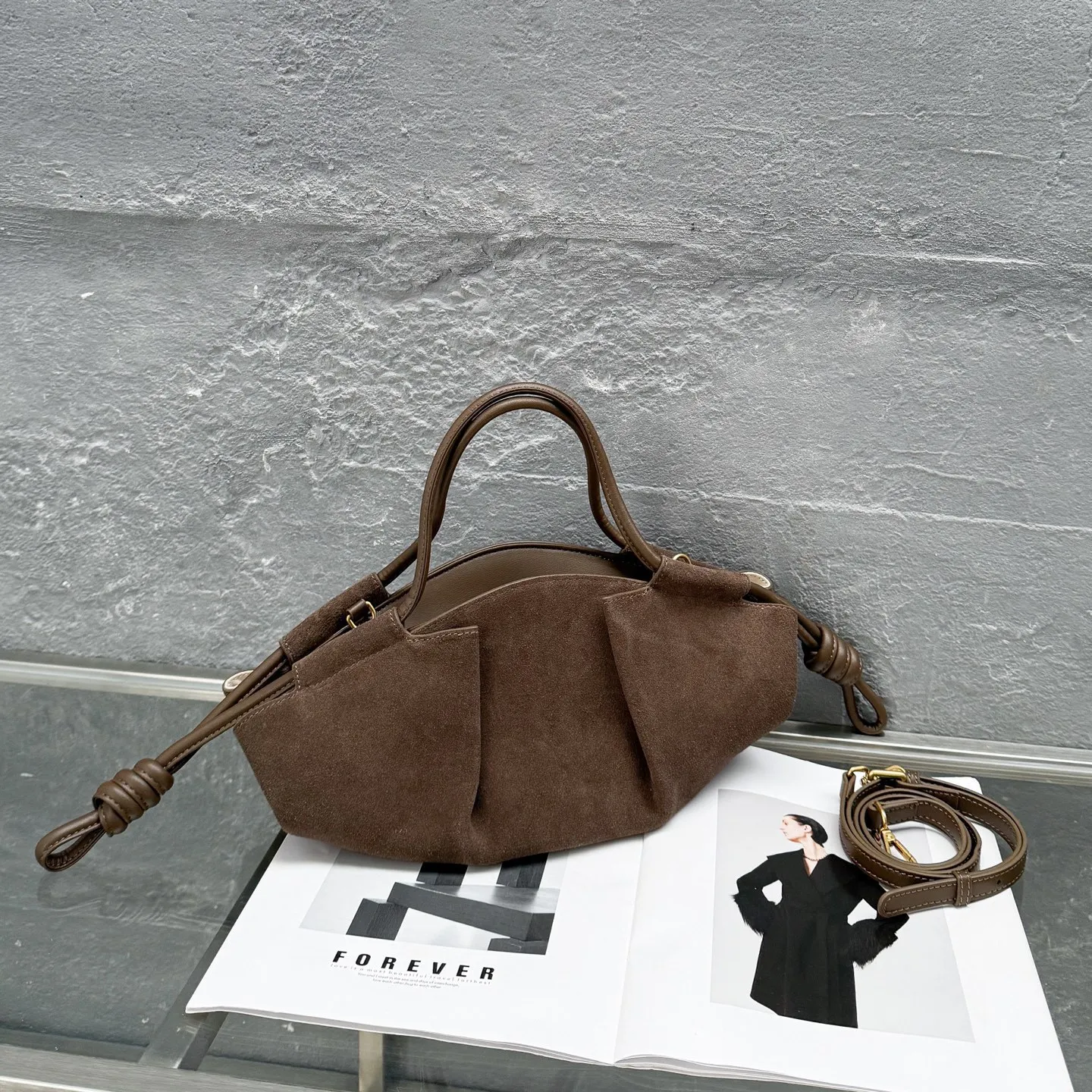 

2025 Autumn and Winter New Frosted Cowhide Dumpling Bag Large Capacity High Sense Commuter Portable Messenger Boston Bag Girl