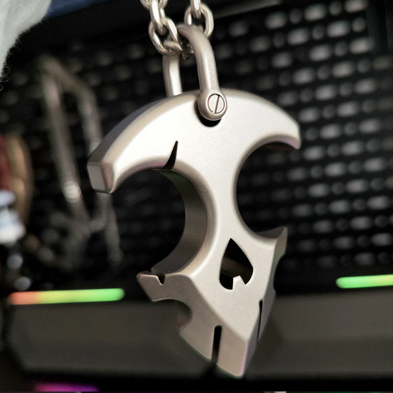 ET Shield Titanium Alloy Multi Functional Necklace Pendant Outdoor Portable EDC Car Emergency Window Breaking Tool