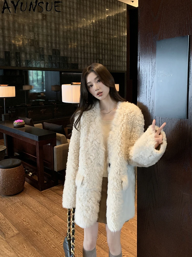 معاطف صوف طبيعي 100% من AYUNSUE للنساء لخريف وشتاء 2025 معطف شيرلينغ طويل فاخر ملابس نسائية برقبة على شكل حرف v كوفتا ميسهوم