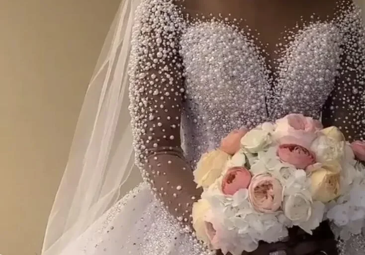 Personalizza abito da ballo abito da sposa sottile manica lunga colore pelle pizzo girocollo abito da sposa in cristallo grande con perline