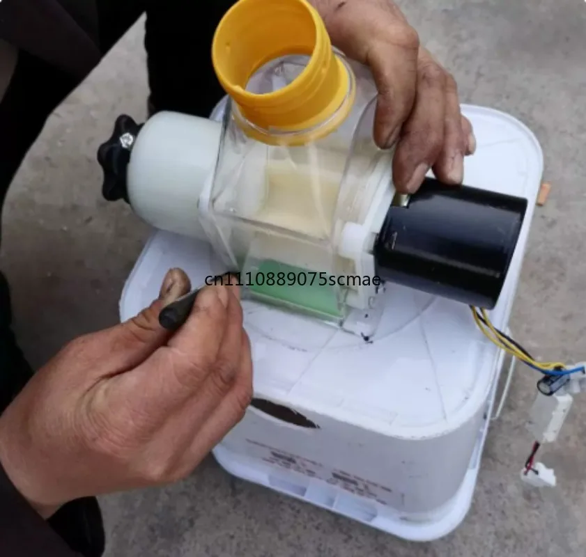 in stock Pet Feeder Chicken Feeder Pigeon Automatic Timed Feeding Twelve Volts DC Discharging Machine Chicken