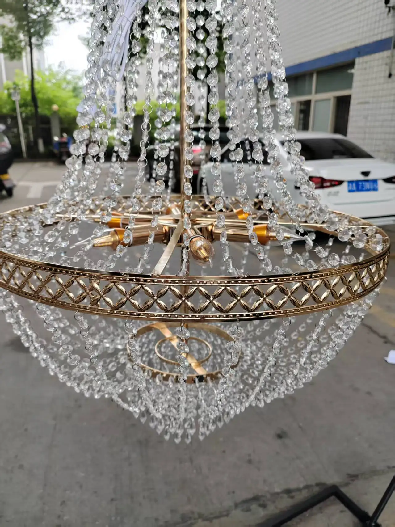 Exquisiter Metallbogen mit hängenden Kronleuchterblumen, Hochzeitsständer für Party- und Eventdekoration – Detail 10