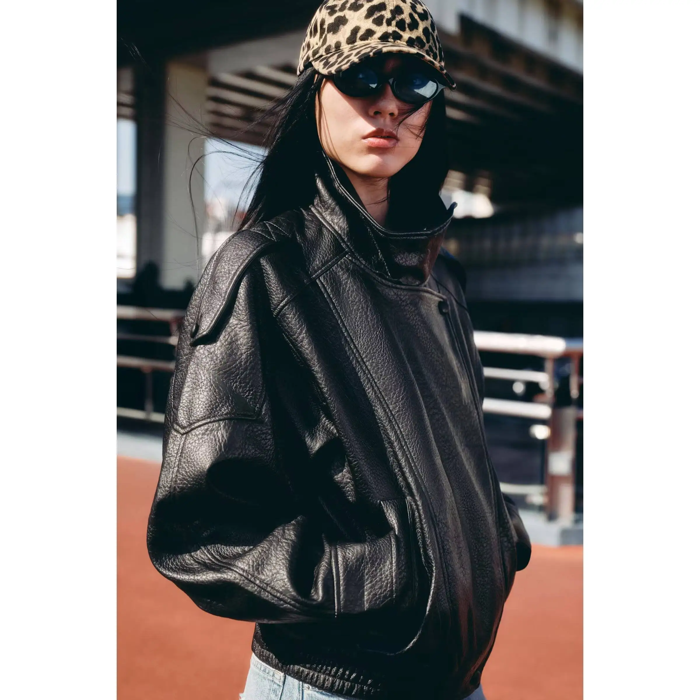 เสื้อโค้ทผู้หญิงทรงหลวม ผ้าหนังเทียม แขนยาว คอตั้ง ทรงตรง ความยาวปกติ ติดซิป รุ่นใหม่ ฤดูใบไม้ร่วง 2025