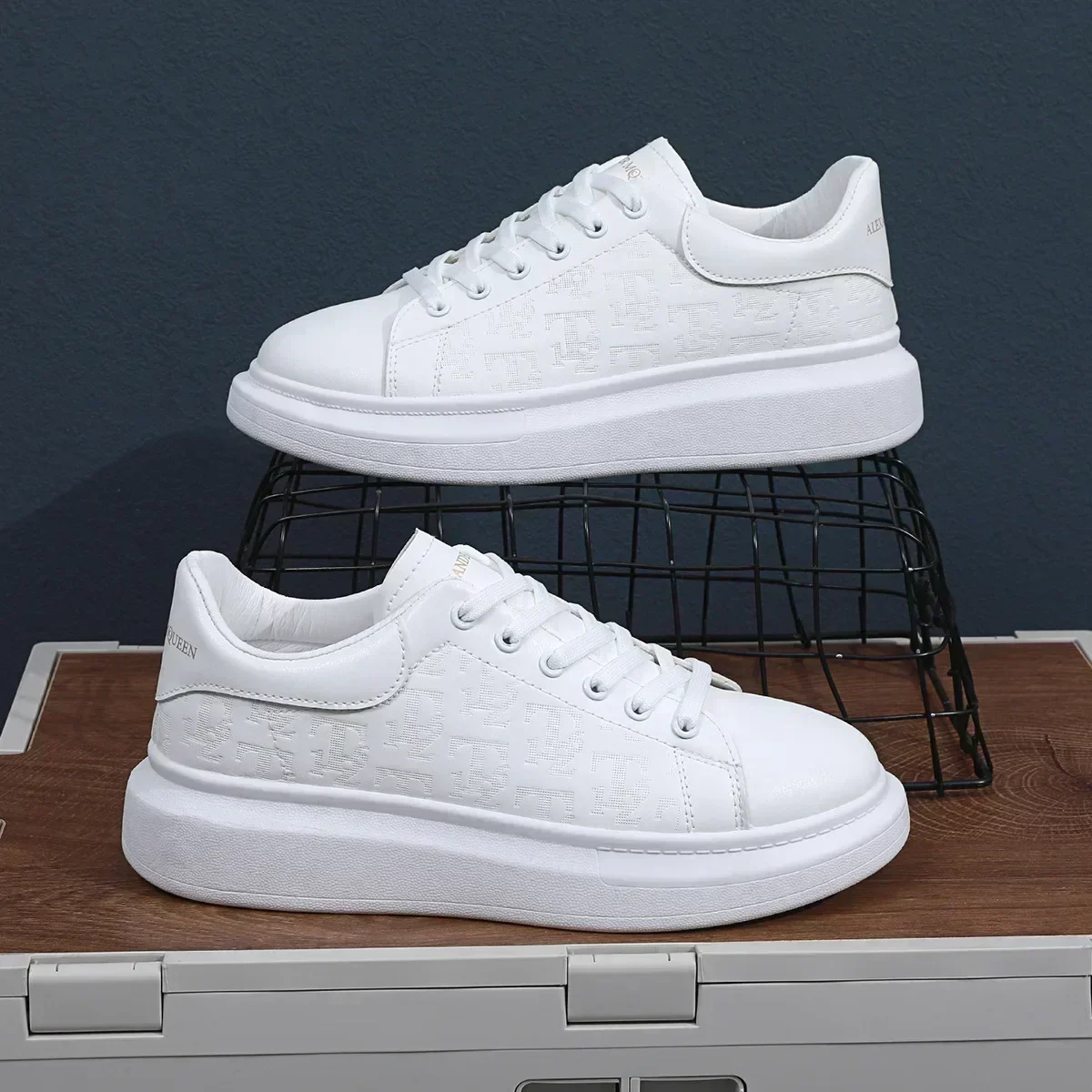 Zapatos informales de cuero para hombre, zapatillas informales de suela gruesa con cordones, zapatos de Muffin de cuero versátiles, calzado de tablero elevado para hombre 2025