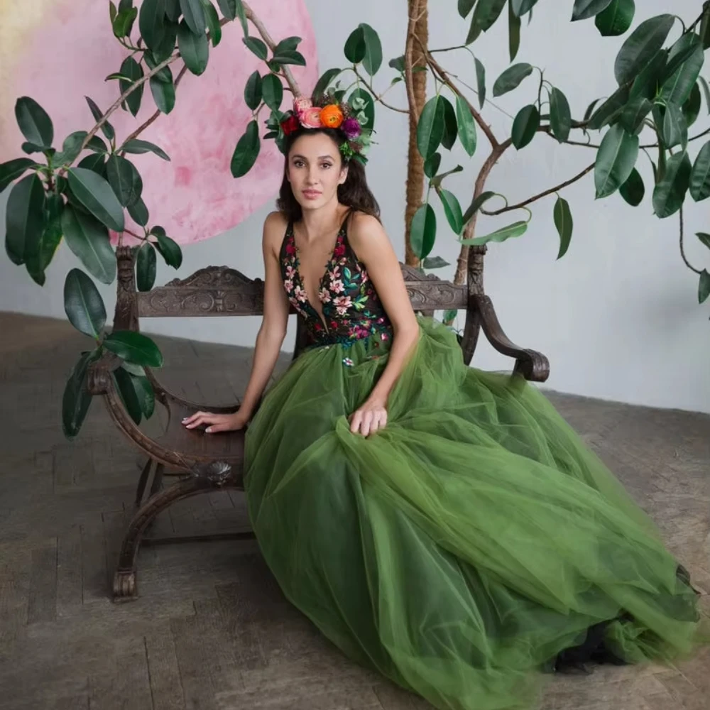 فساتين سهرة باللون الأخضر الغابة على شكل حرف V مزينة بالزهور فساتين حفلات عصرية بدون أكمام طويلة من التل بطول الأرض فساتين حفلات نسائية