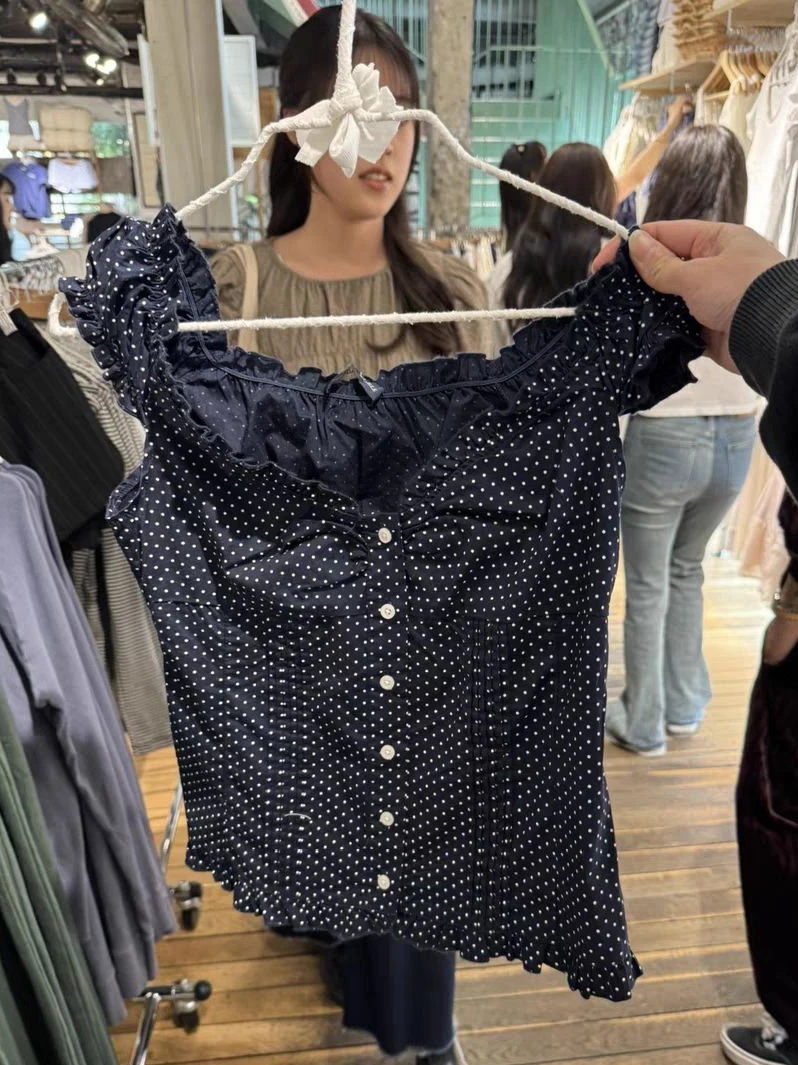 T-shirt blu scuro a pois camicetta da donna con volant scollo a V pieghe monopetto magliette estate dolce vintage manica a sbuffo camicia sottile