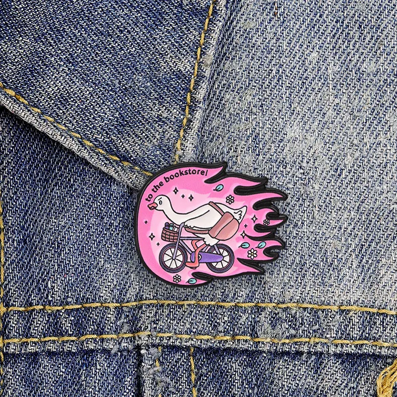 Emaille-Abzeichen „Zur Buchhandlung“ – Gans auf Fahrrad, rosa Cartoon-Pin, niedliche Brosche mit Buchliebhaber-Slogan, Geschenk für Buchliebhaber – Detail 2
