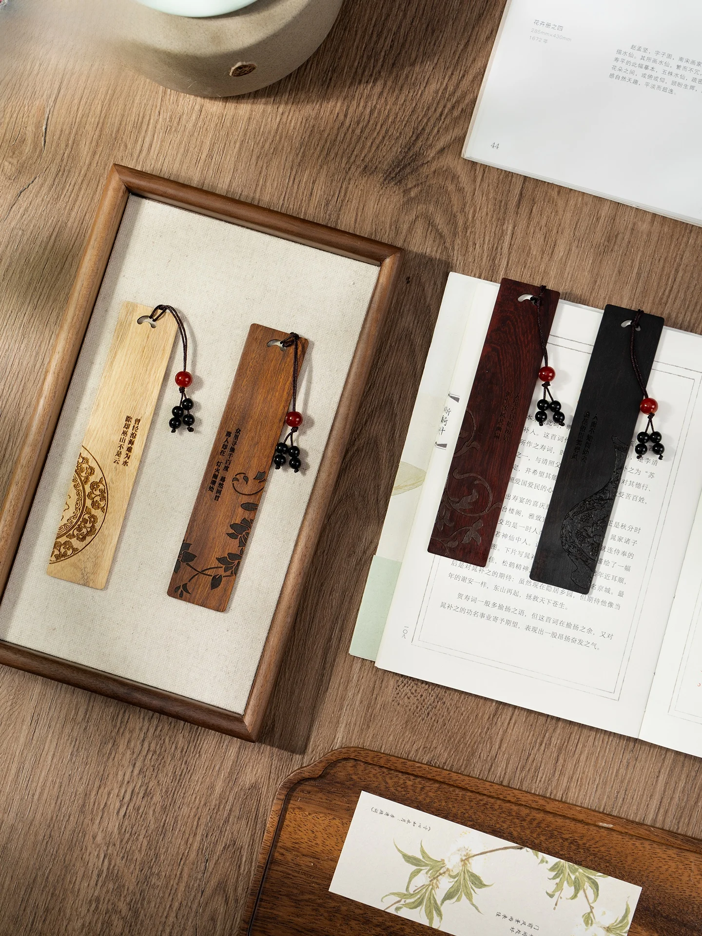 

Elegant Wooden Zitan Bookmarks Set in Antique Style Box Chinese Cultural Creative Gift for Teachers And Graduations Brown Color