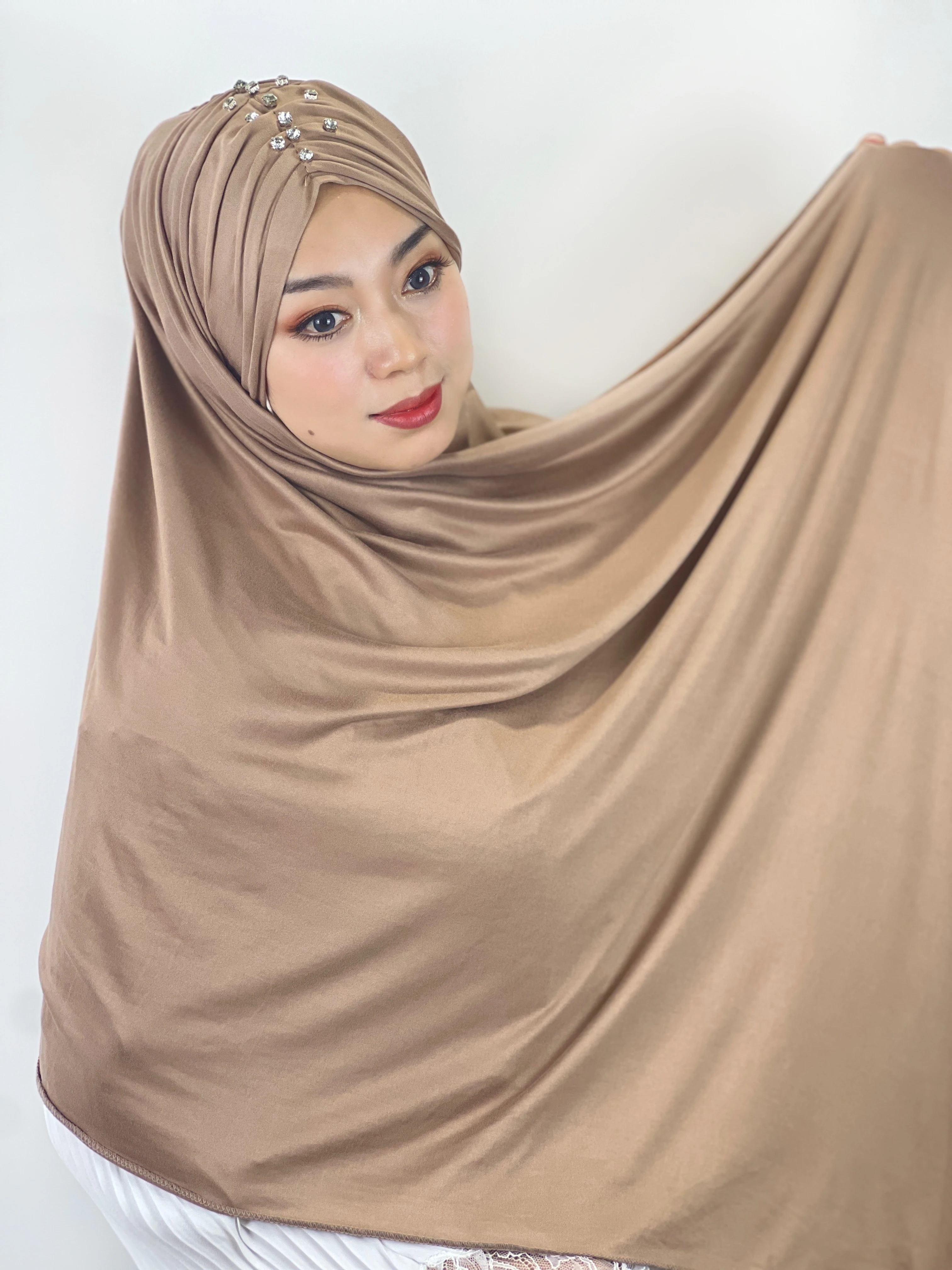 Hijab musulmano arruffato multicolore confortevole di alta qualità spazzolato tinta unita donna malese Hijab cinturino copertura sciarpa lunga