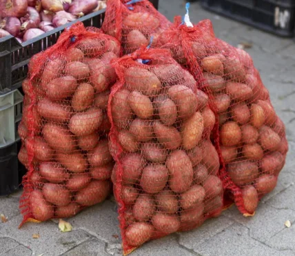 2025 مصنع الصين بالجملة 25 كجم 50 كجم البطاطس البصل HDPE كيس تغليف الفاكهة لحقيبة شبكية الزراعة