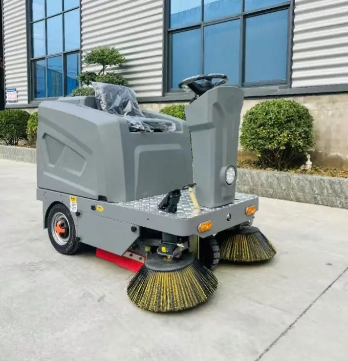 Hot Selling 1300mm Industrial Ride-on Floor Scrubber, Large Driving Road Cleaning Machine