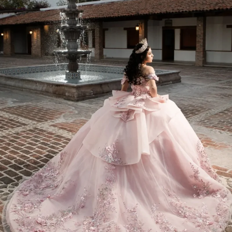 Różowa suknia Quinceañera z odkrytymi ramionami, brokatowa, z kryształkami, aplikacją 3D kwiatów, długim trenem, kokardą, Vestidos De 15 Quinceañera ﻿ Dostosuj