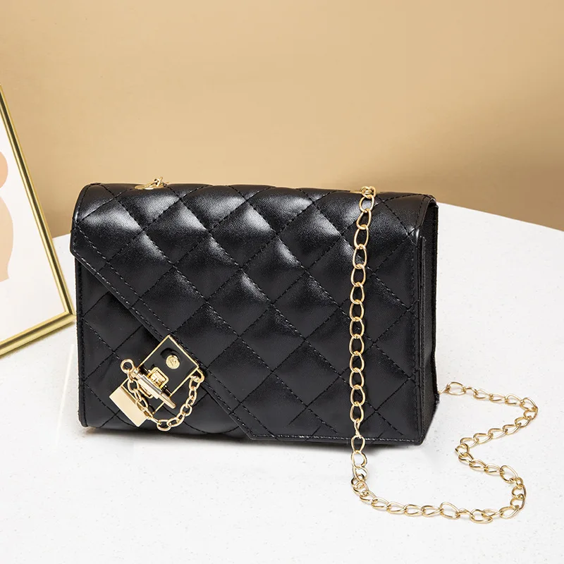 

Quilted Chain Crossbody Bag for Women PU Leather Clutch with Lock Closure Fashionable and Compact for Evening Events, Casual Use