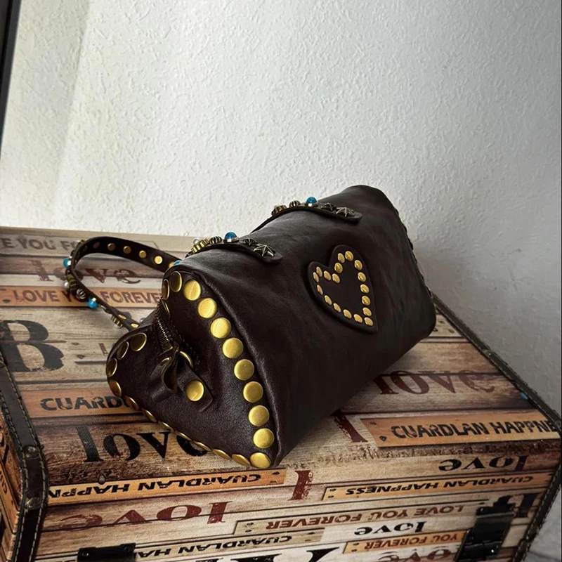 Vintage Handtasche mit Zylinderform und dunkelbraunem Griff, Damen Retro Distressed Barrel Bag, Handtasche mit Herz-Nieten-Dekor und Metallnieten – Detail 3
